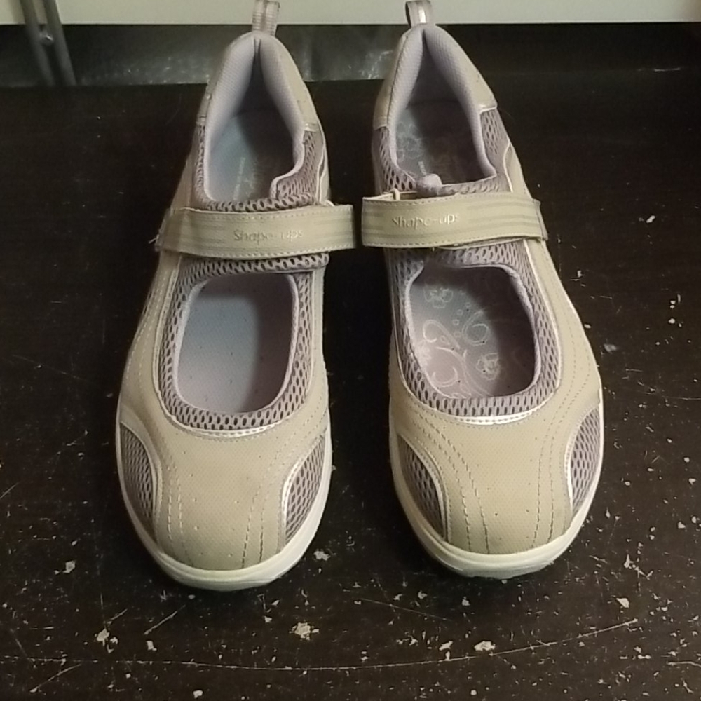 Skechers shape ups 9.5.